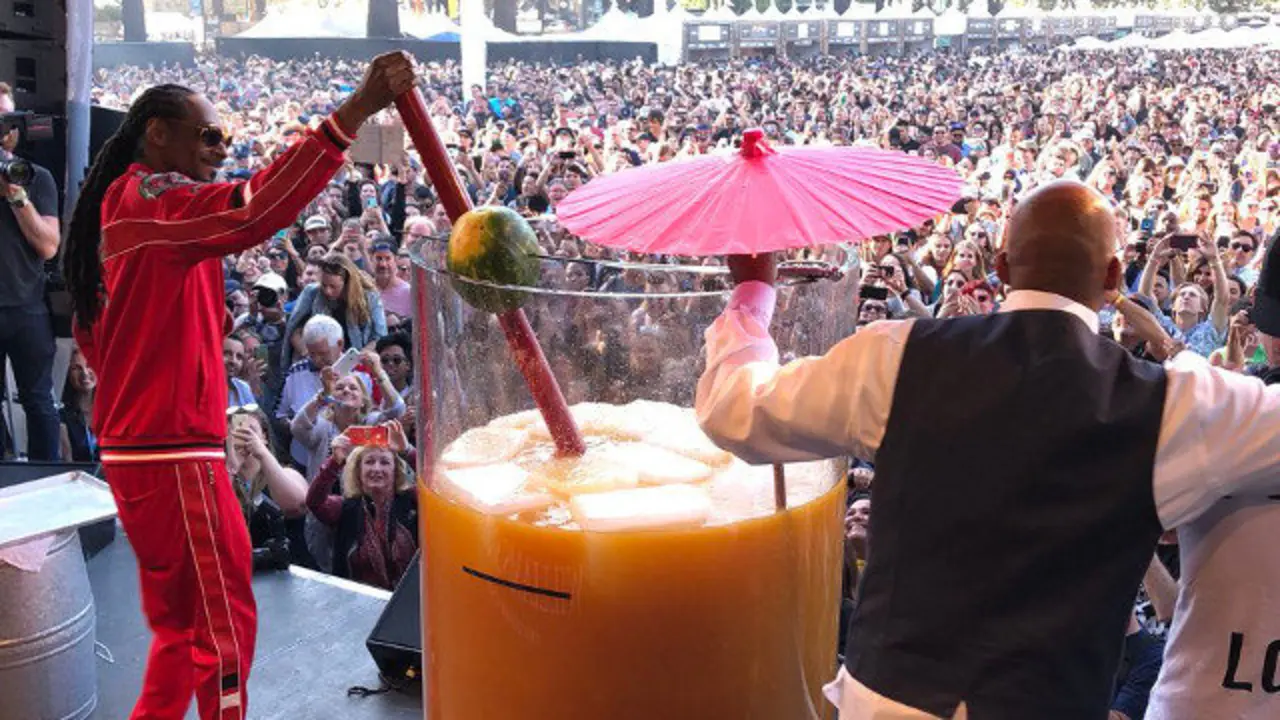 Snoop Dogg, con el gin-tonic gigante. @GWR (TWITTER)