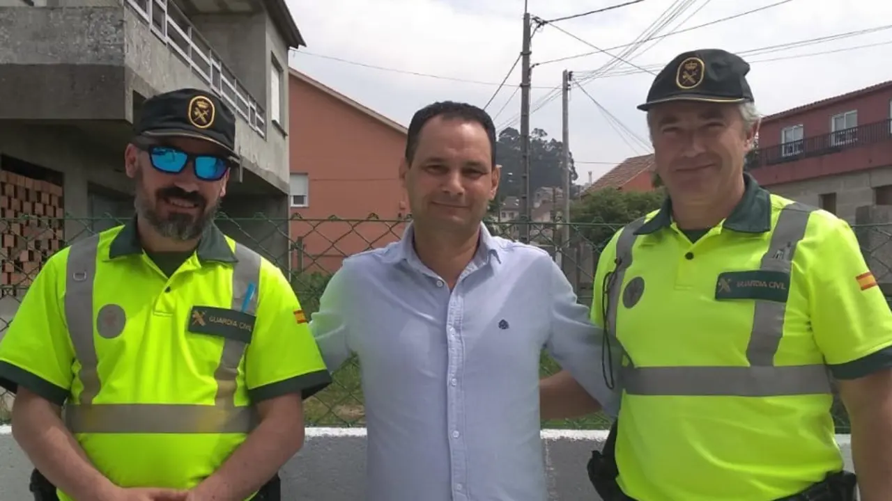 Os axentes e o home auxiliado. GARDA CIVIL