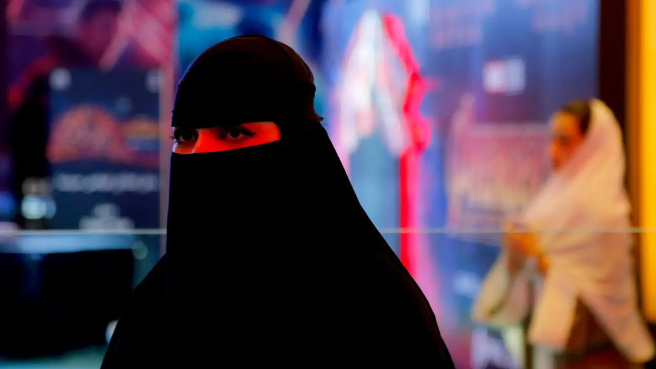 La rígida segregación de hombres y mujeres en los espacio públicos que rige en Arabia Saudí se ha ido suavizando en los últimos tiempos. AHMED YOSRI (EFE)