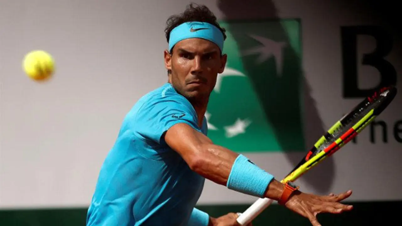 Nadal devuelve una bola a Pella durante el partido de segunda ronda del torneo parisino. YOAN VALAT