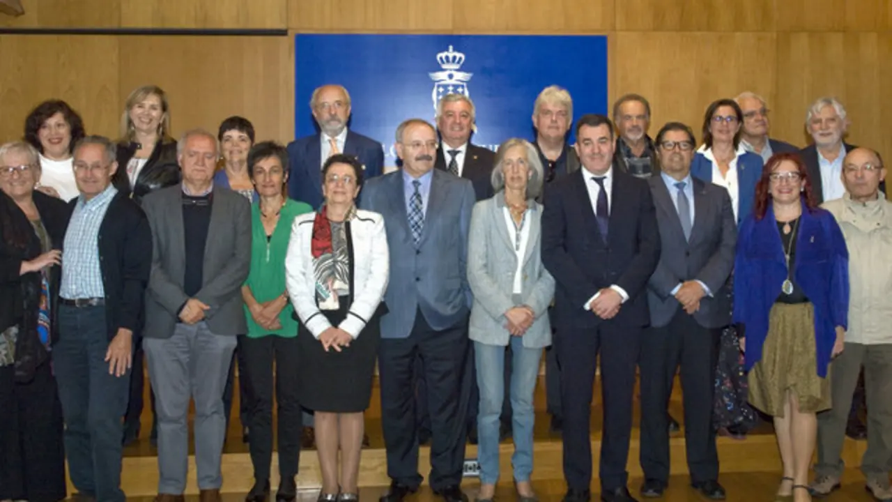 Rosario Álvarez (abaixo, quinta pola esquerda), na toma de posesión. CCG