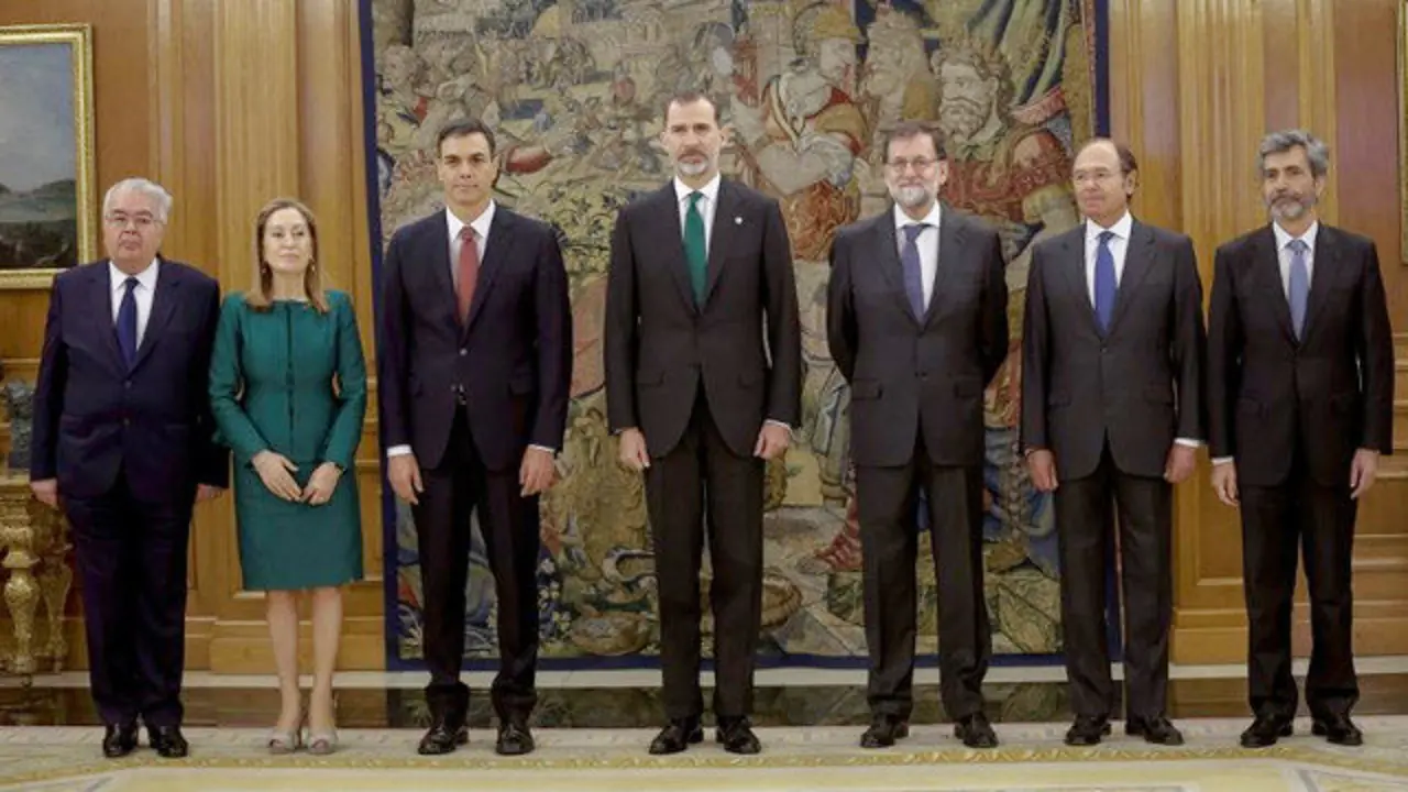 Pedro Sánchez posa junto al rey FelipeVI, Juan José González Rivas, Ana Pastor, Mariano Rajoy, Pío García-Escudero y Carlos Lesmes, tras el acto de toma de posesión. EMILIO NARANJO (EFE)