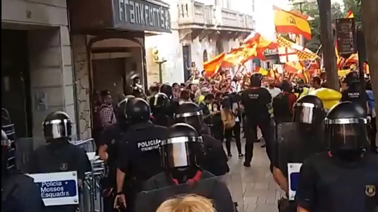 Cordón policial entre ambas manifestaciones. MNANOTICIES