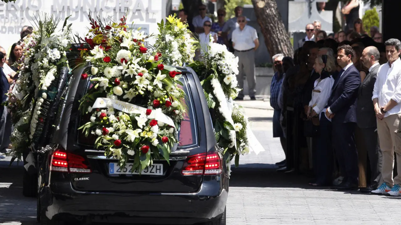 Centenares de familiares, amigos y vecinos despiden a Ignacio Echeverría en el cementerio de la parroquia del Corpus Christi de Las Rozas. JAVIER LÓPEZ (EFE)