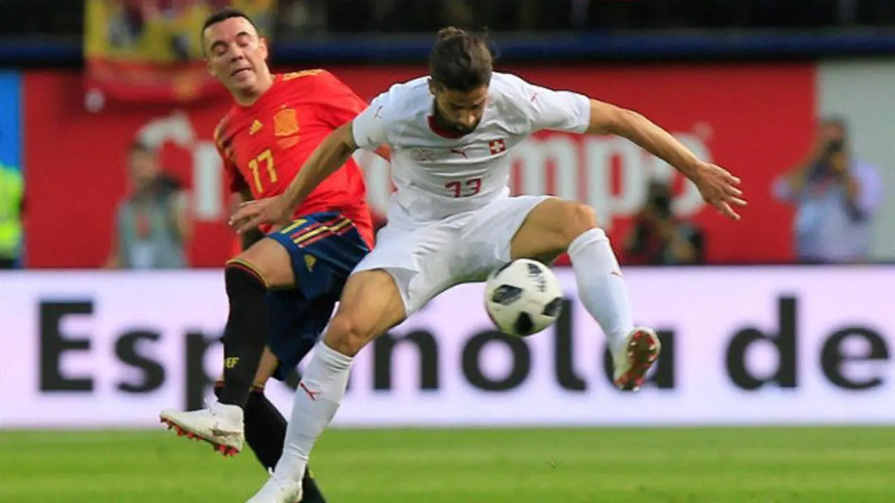 Iago Aspas pugna por el balón con Ricardo Rodríguez. DOMENECH CASTELLÓ (EFE)