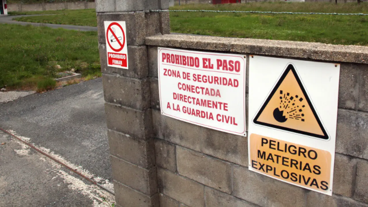 Carteles de advertencia a la entrada de una pirotecnia. PEPE FERRÍN