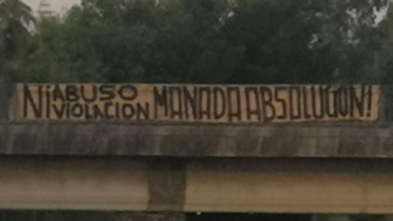 Una de las pancartas colocadas en Sevilla a favor de la absolución de La Manada. TWITTER