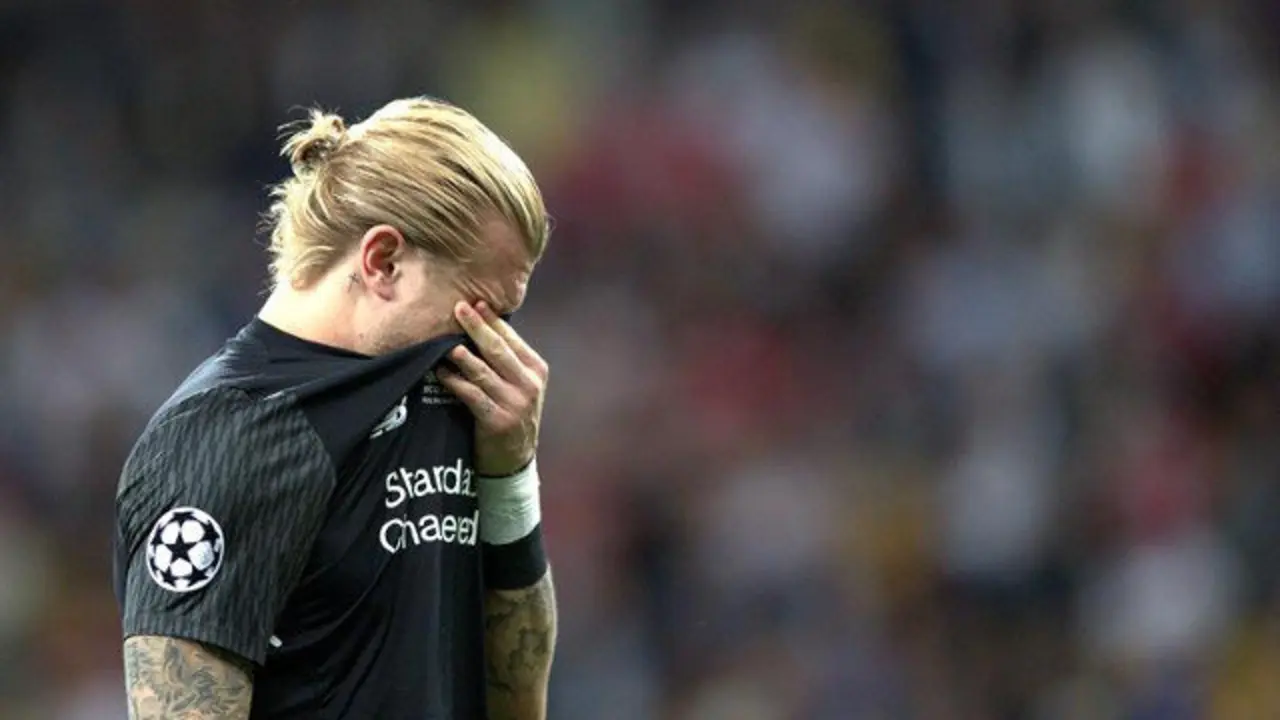 Karius lamenta sus errores durante la final de la Champions. SEDAT SUNA (EFE)
