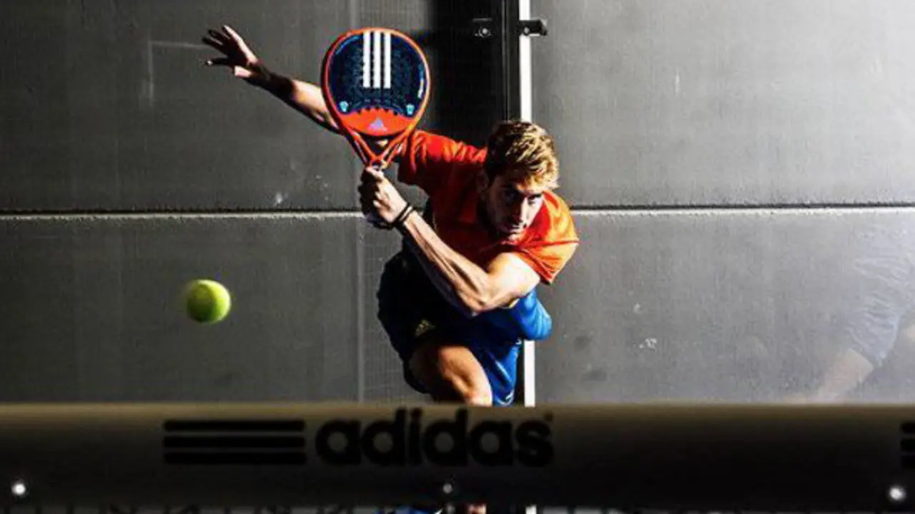 Un jugador de pádel
