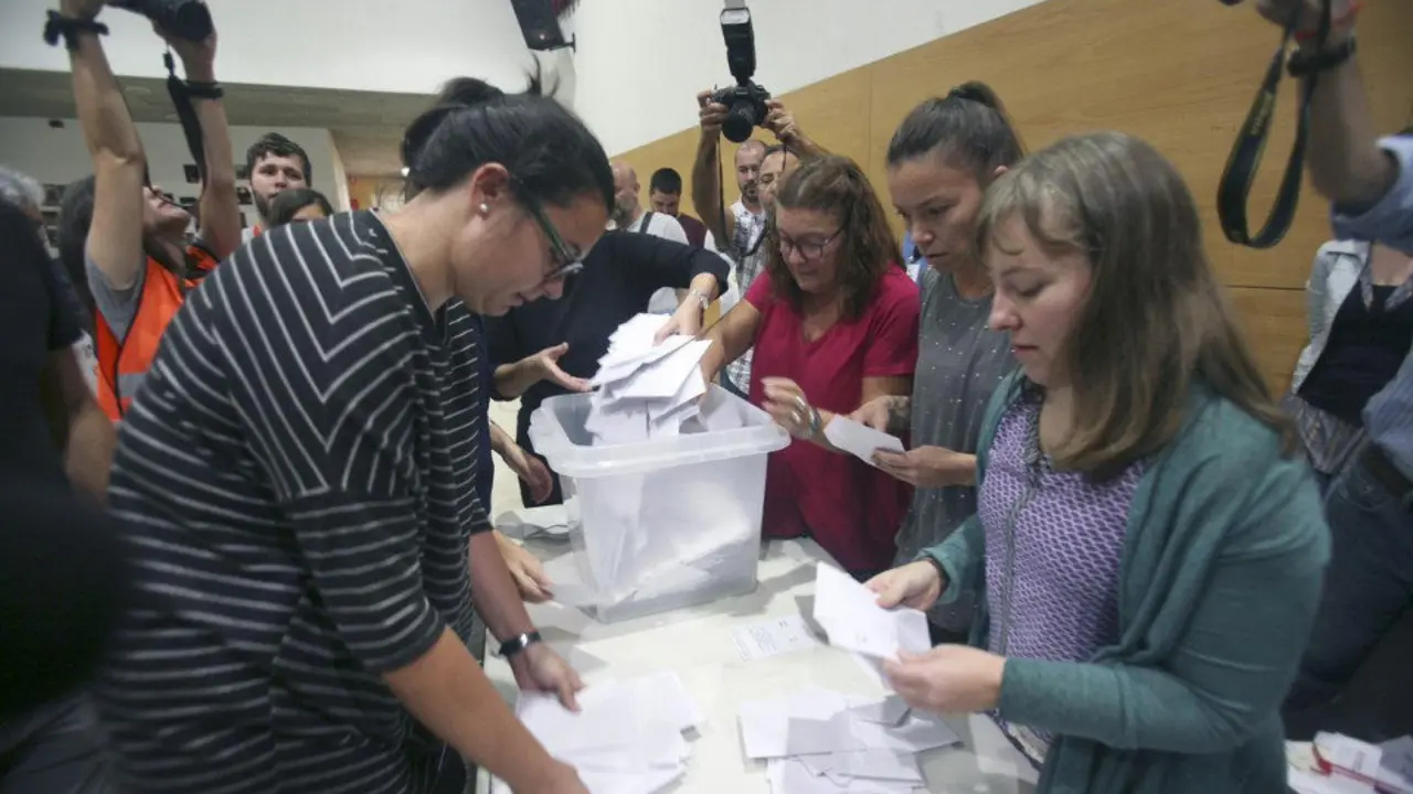Recuerto de votos en un instituto de Tarragona el 1-O. EFE