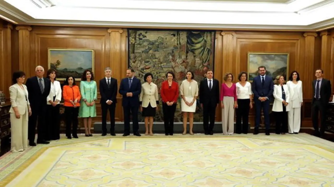 Los nuevos ministros designados por Pedro Sánchez esperan para prometer su cargo ante el Rey Felipe Felipe VI. EFE