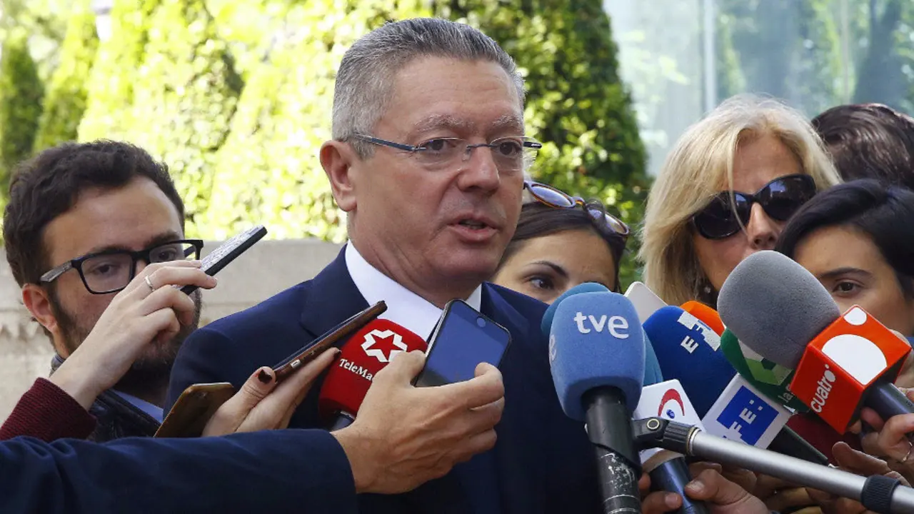 El expresidente de la Comunidad de Madrid, Alberto Ruiz-Gallardón, en declaraciones a los medios a su salida de la Audiencia Nacional. J.P.GANDUL