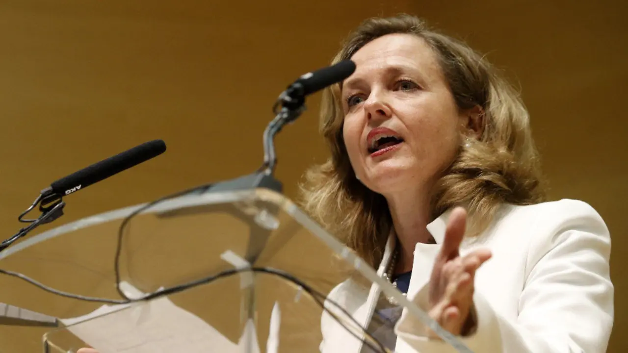 La ministra de Economía Nadia Calviño, interviene tras recibir su cartera. JAVIER LIZÓN (EFE)