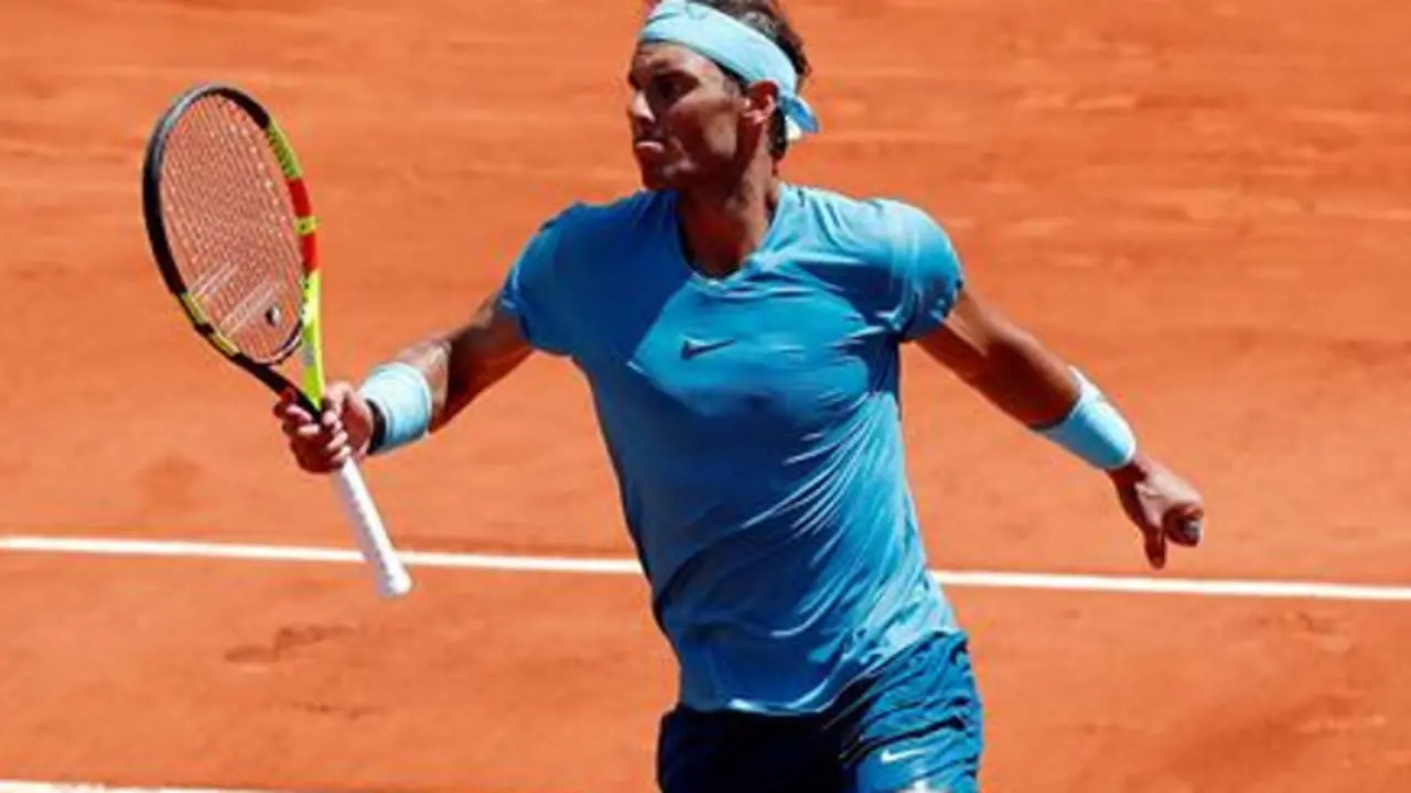 Rafa Nadal celebra un punto ante Schwartzman.GUILLAUME HORCAJUELO (Efe)