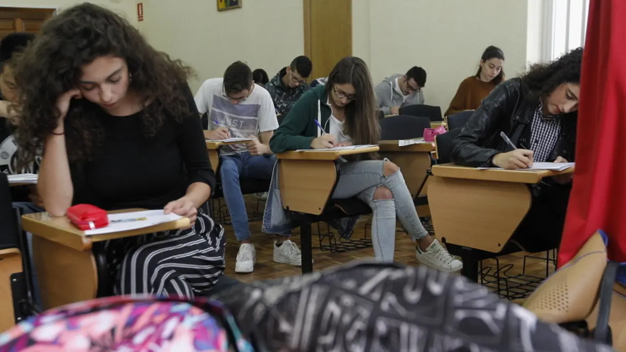 Jóvenes realizando un examen. EP
