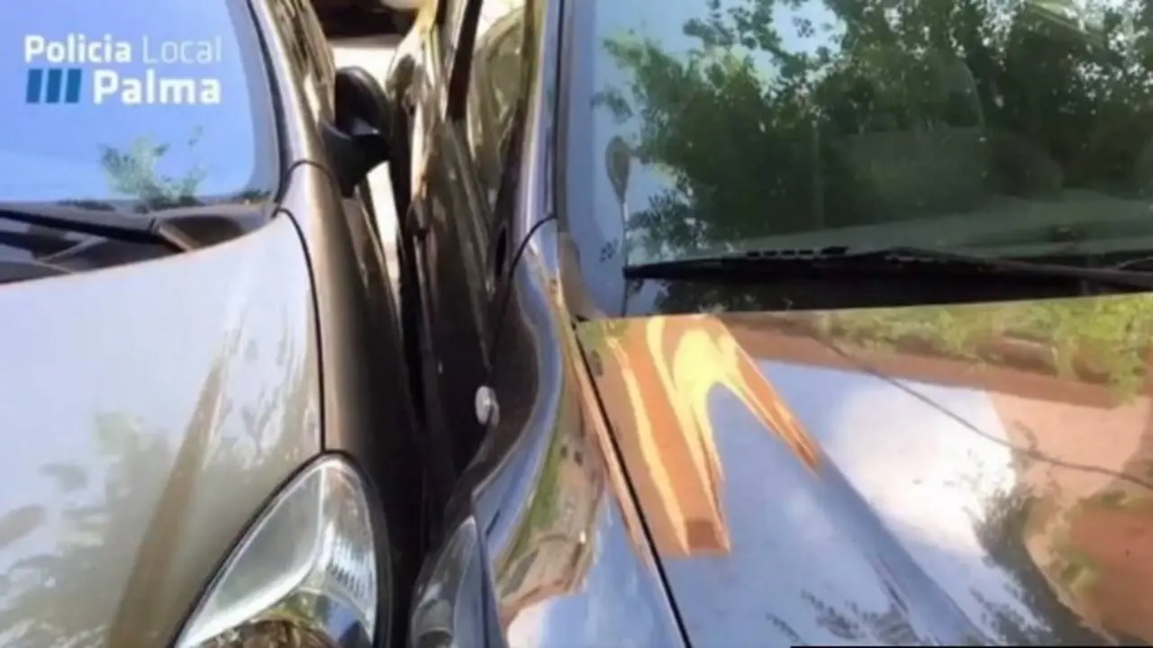 Dos coches aparcados muy próximos en batería en Palma, en una imagen de la campaña del Ayuntamiento. EP