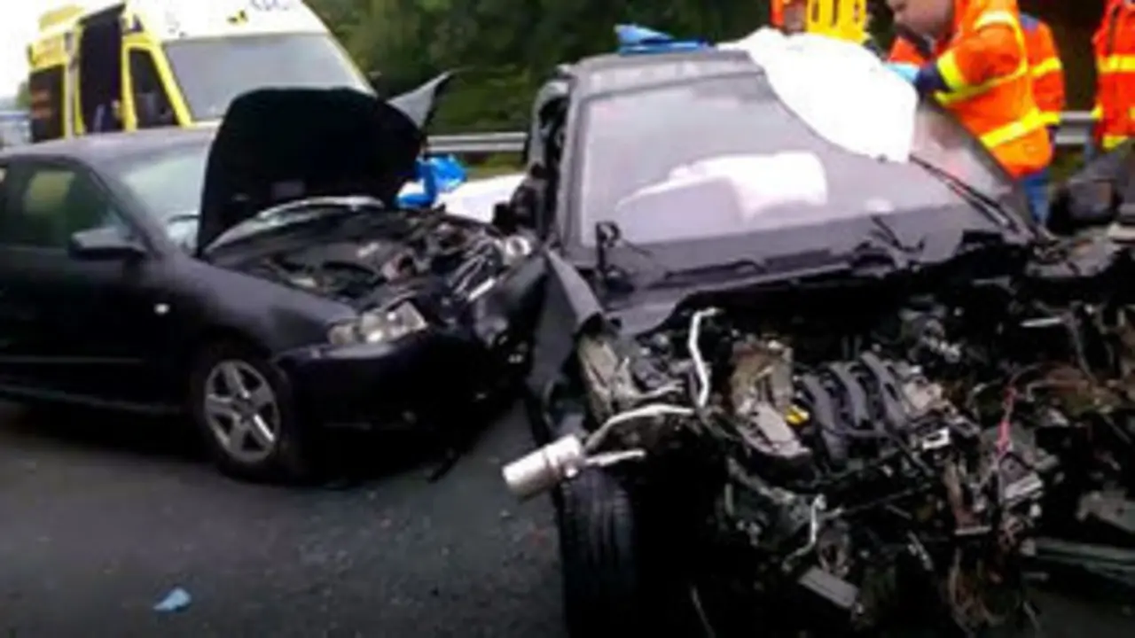 Accidente entre tres coches en Chantada. T.P