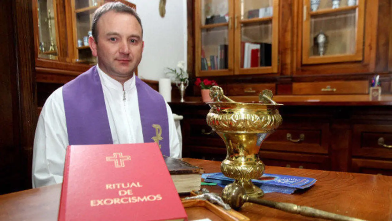 José Criado muestra el libro de exorcismos. PATRICIA FIGUEIRAS