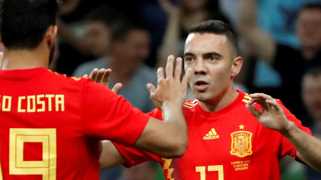 Iago Aspas celebra el gol de la victoria con Diego Costa.JAVIER ETXEZARRETA (Efe)
