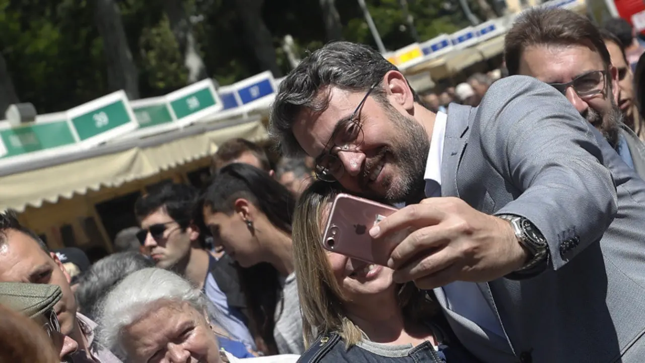 El ministro de Cultura y Deporte, Màxim Huerta, en la Ferdia del Libro de Madrid. JAVIER LIZÓN ( Efe) 