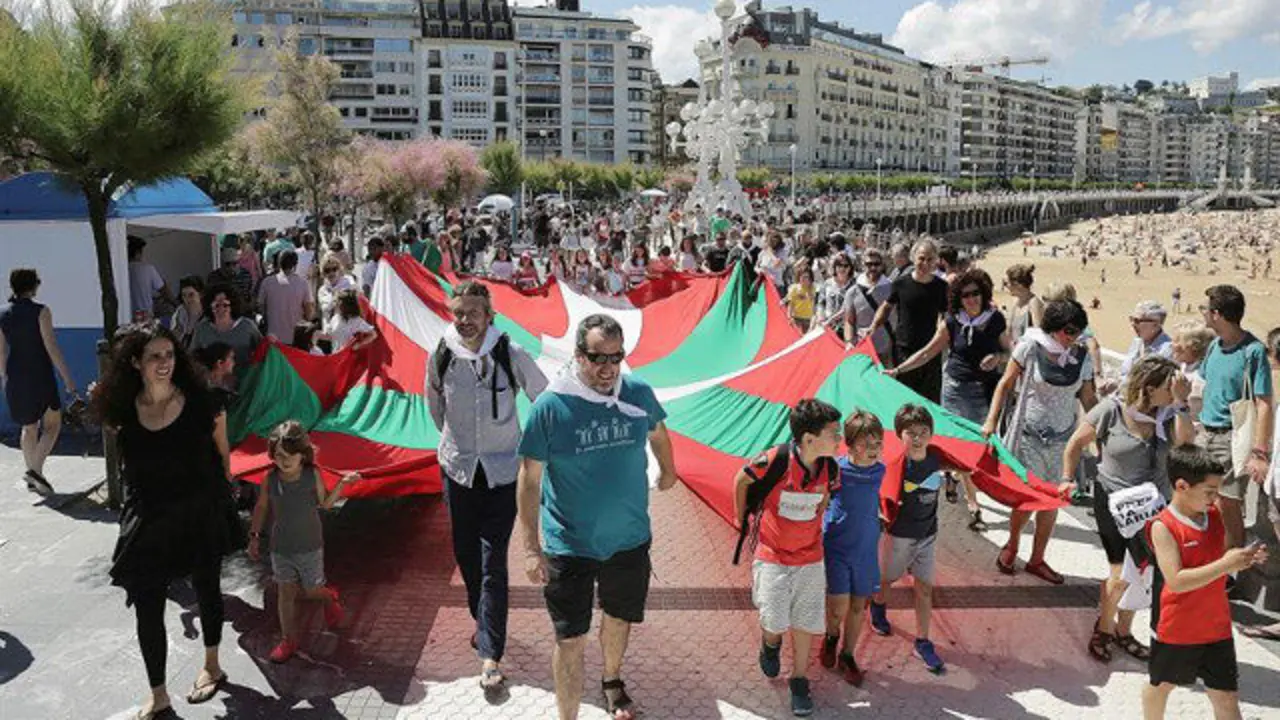 Parte de la cadena humana en San Sebastián. GORKA ESTRADA