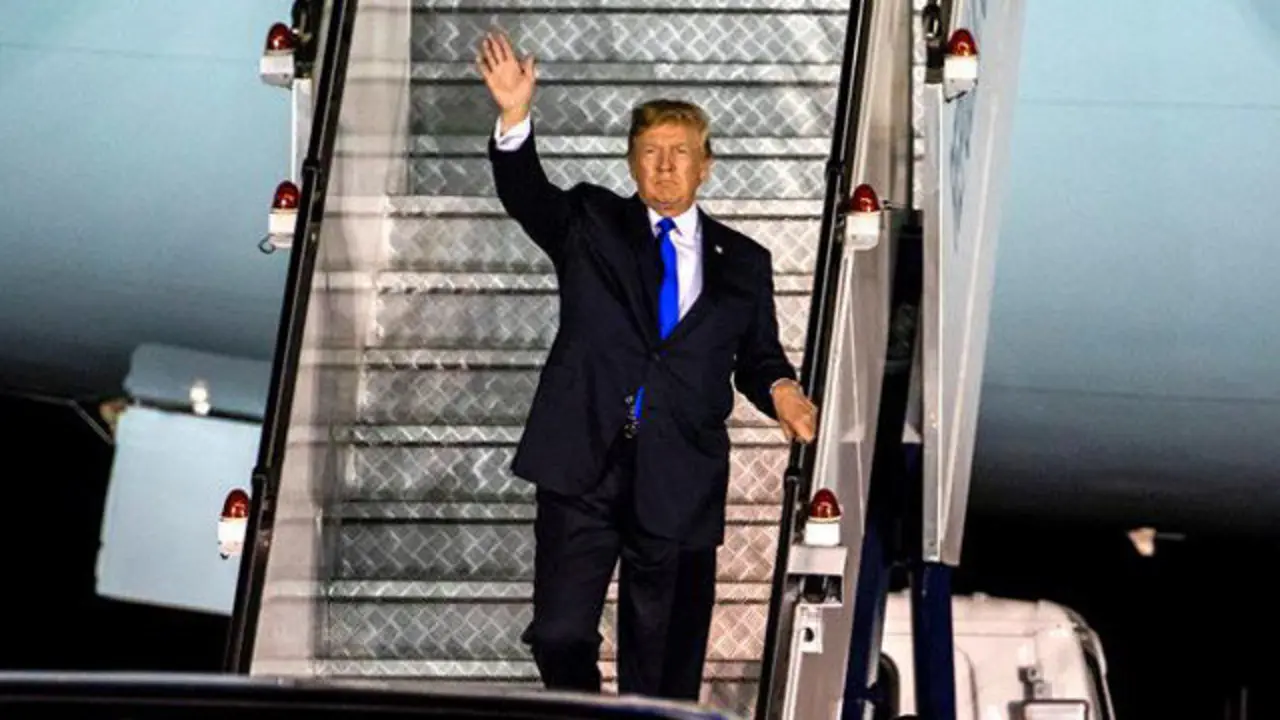 Trump baja del Air Force One en Singapur. JIM LO SCALZO