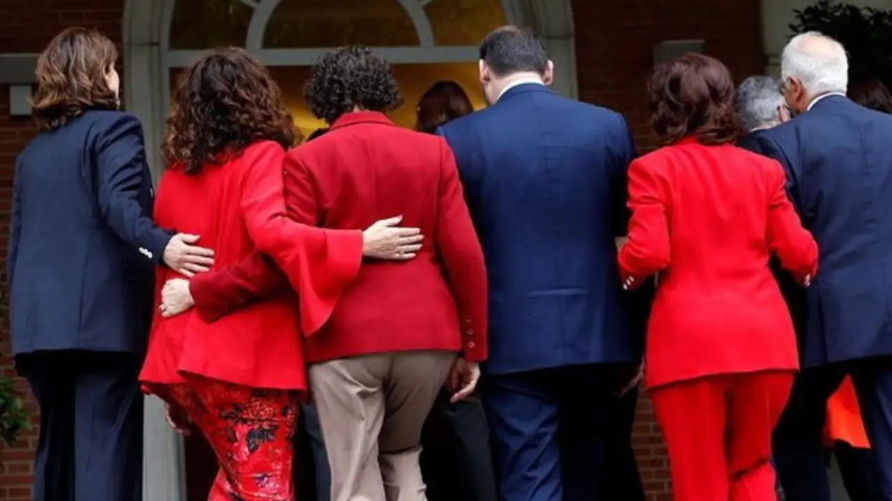 Los miembros del Gobierno de Sánchez, de espaldas. EFE