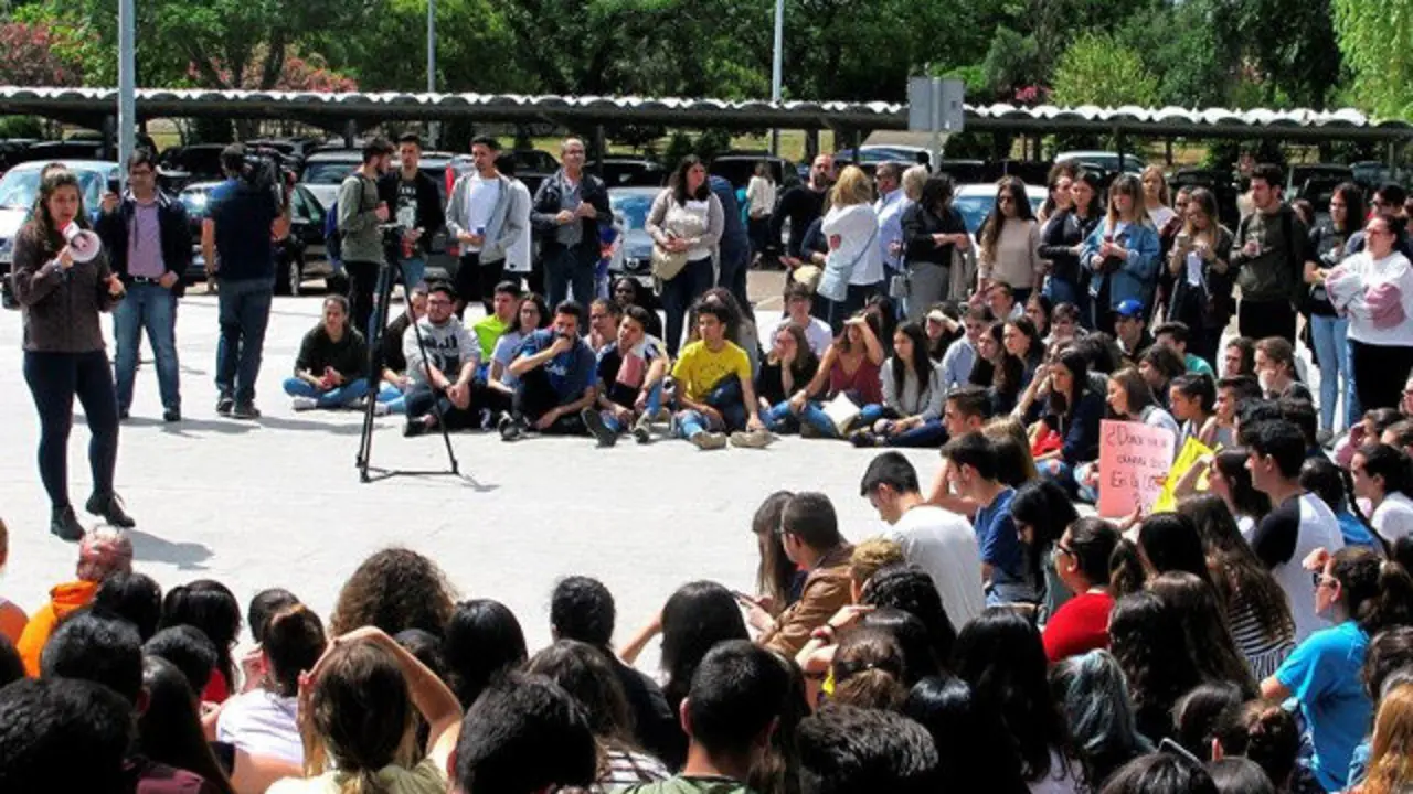 Protestas de estudiantes contra la repetición de los exámenes. JOSÉ LUIS REAL (EFE)