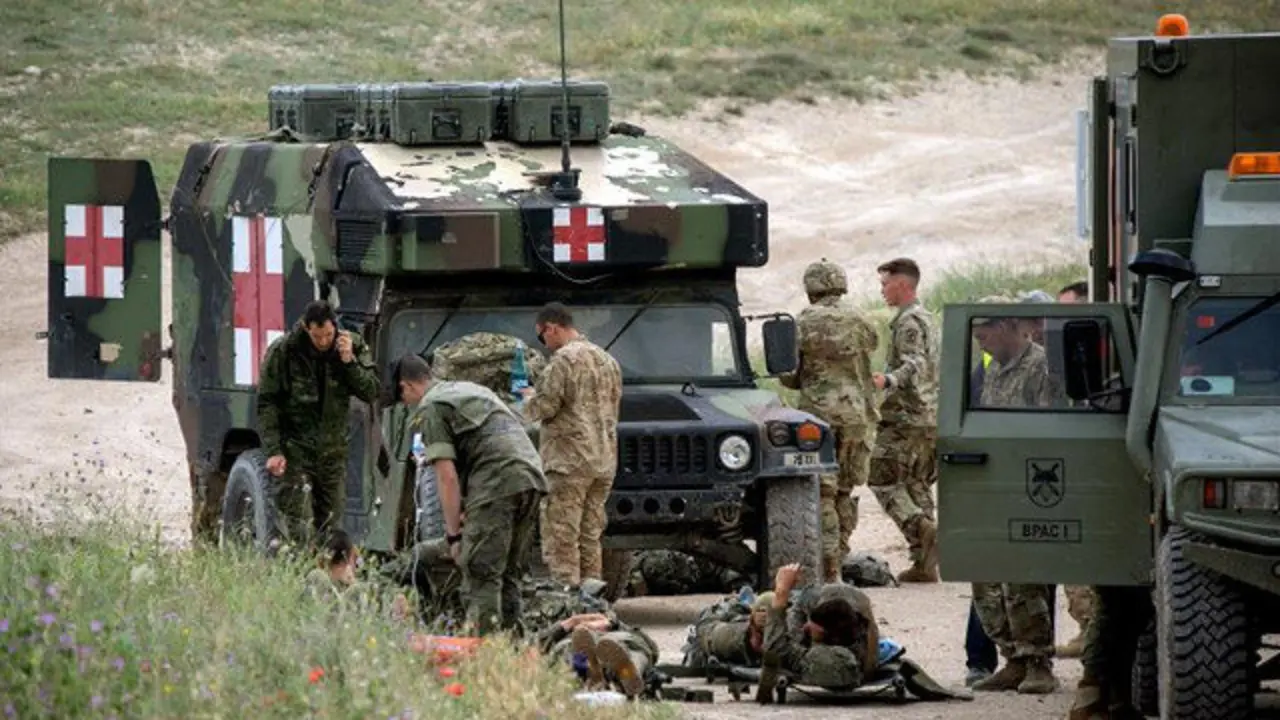 Los servicios médicos atienden a los militares heridos en unas maniobras en Zaragoza. JAVIER CEBOLLADA (EFE)