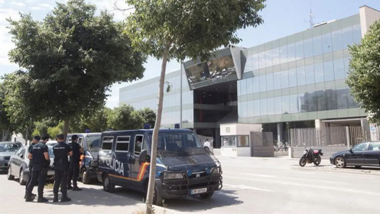 Agentes de la Policía en las inmediaciones del CTTI. ENRIC FONTCUBERTA (EFE)