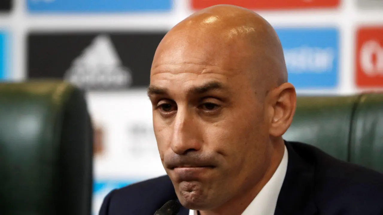 Luis Rubiales, durante la rueda de prensa. JAVIER ETXEZARRETA (EFE)