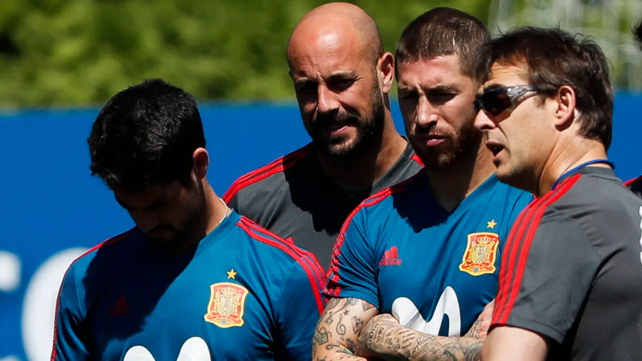 Julen Lopetegui charla con Isco y Ramos (con Reina al fondo). JAVIER ETXEZARRETA (EFE)