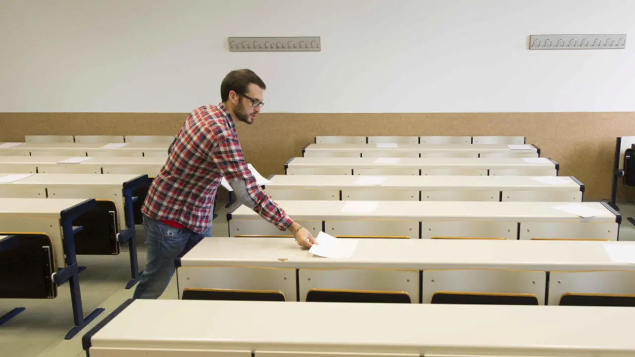 Un profesor distrubuye material para un examen. DAVID AGUILAR (EFE)