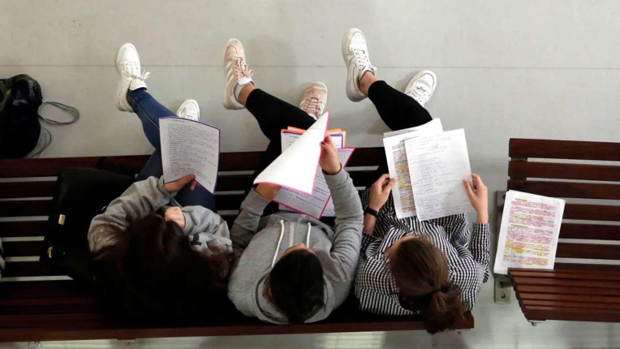 Estudiantes repasan sus apuntes antes de un examen de Selectividad. DP