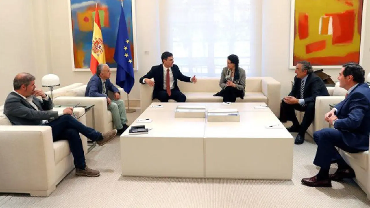 Sanchez y Valerio (en el centro) con representantes de UGT, CC OO, Cepyme y la CEOE. CHEMA MOYA (EFE)