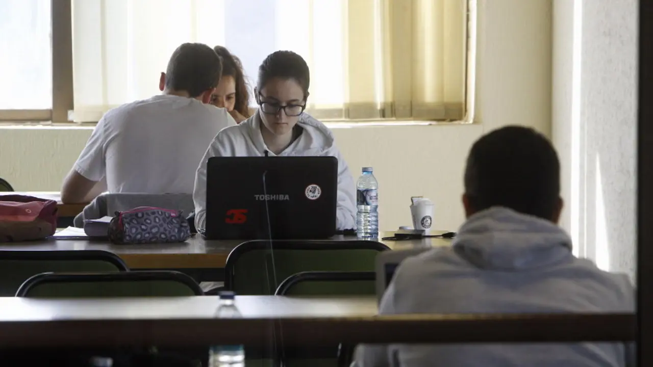 Estudiantes en una facultad. XESÚS PONTE