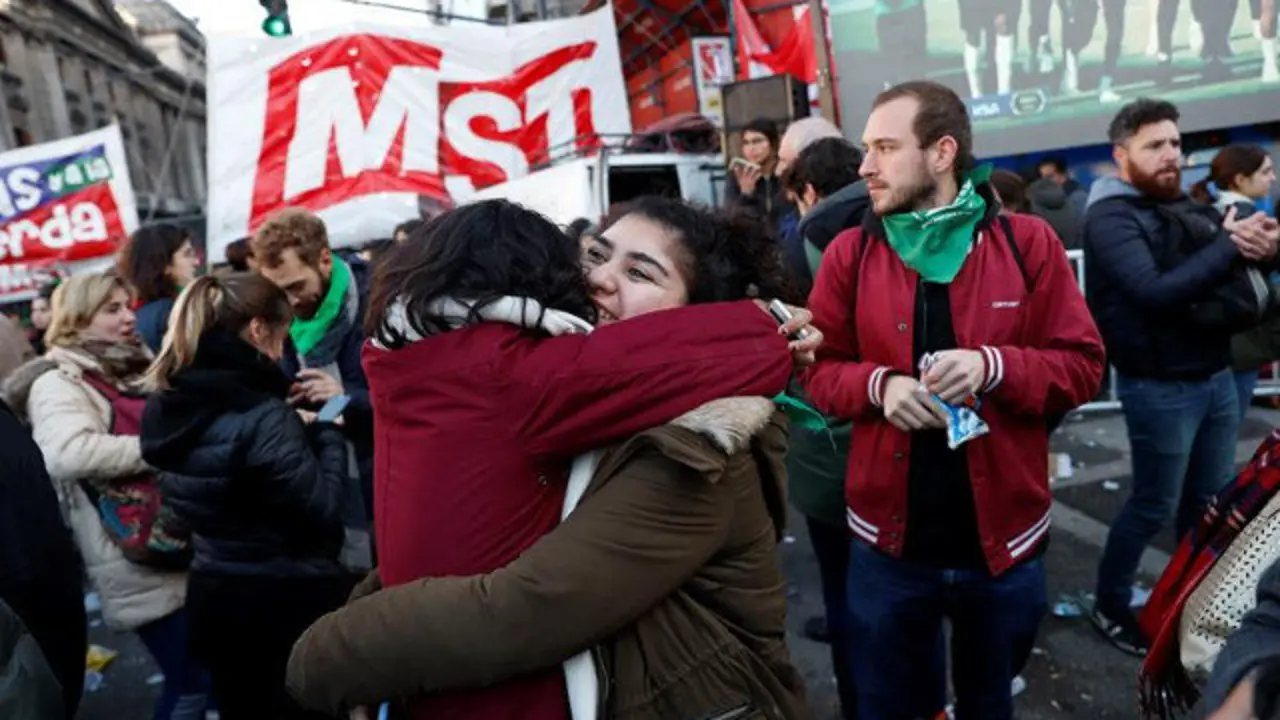Miles de personas celebraron en la calle la despenalización del aborto. DAVID FERNÁNDEZ (EFE)