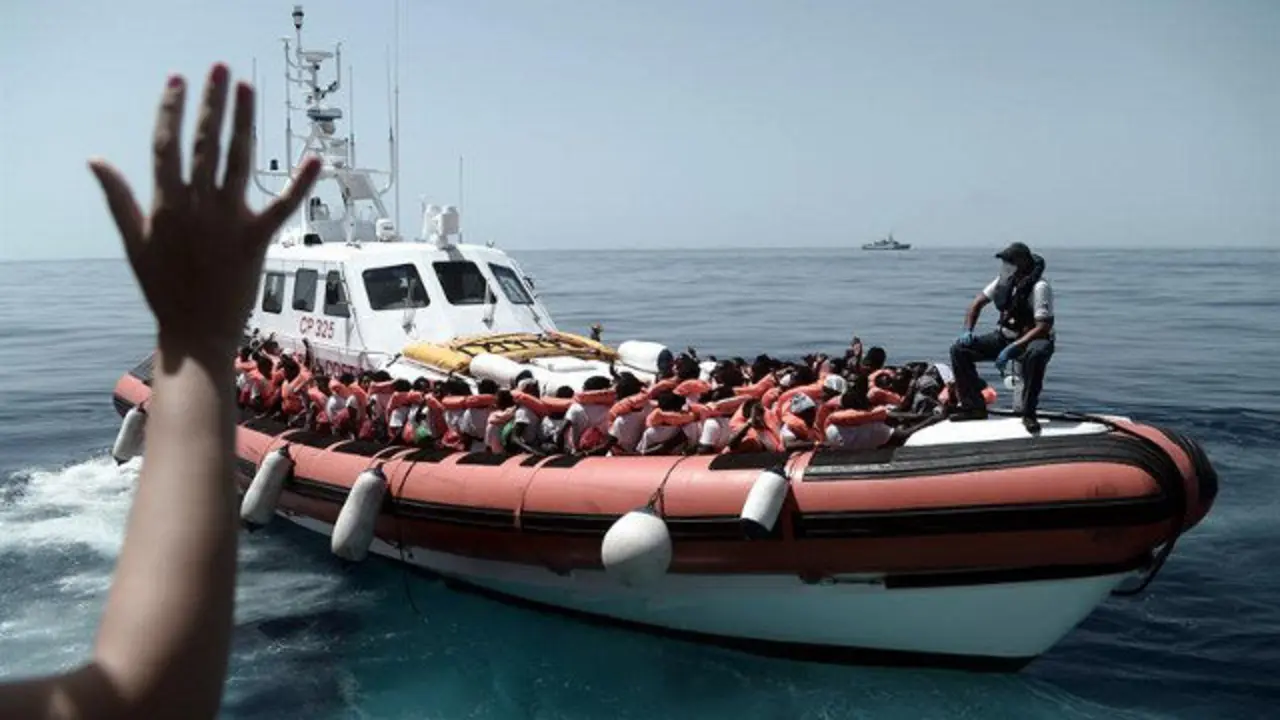 Un grupo de los 629 migrantes que fueron rescatados en el Mediterráneo y trasladados al Aquarius. SOS MEDITERRANEE