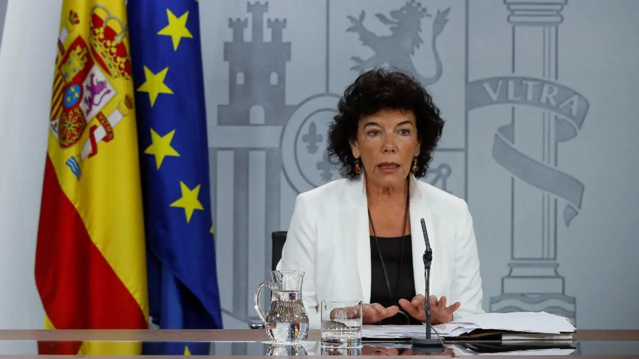 La ministra de Educación, FP y Portavocía del gobierno Isabel Celaá, durante la rueda de prensa porterior al Consejo de Ministros. EMILIO NARANJO (EFE)