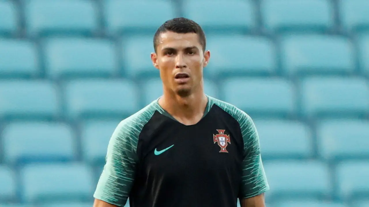 Cristiano Ronaldo, en un entramiento con su selección previo al partido ante España. JAVIER ETXEZARRETA (EFE)