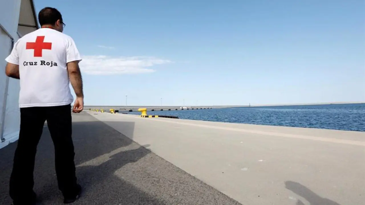 Vista de los preparativos en el muelle del puerto de Valencia EFE/JUAN CARLOS CÁRDENAS