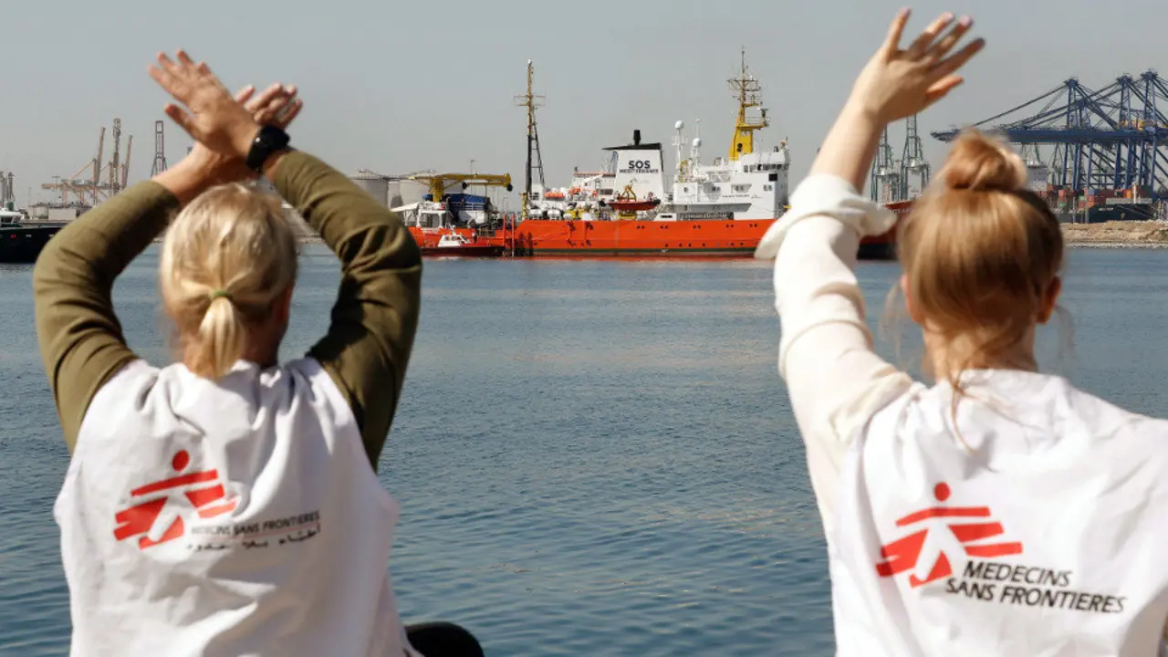 Entrada a puerto del Aquarius. JUAN CARLOS CÁRDENAS (EFE)