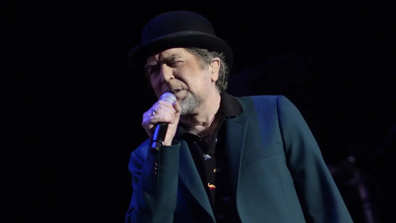 Joaquín Sabina, durante el concierto celebrado en Madrid. VÍCTOR LERENA (EFE)