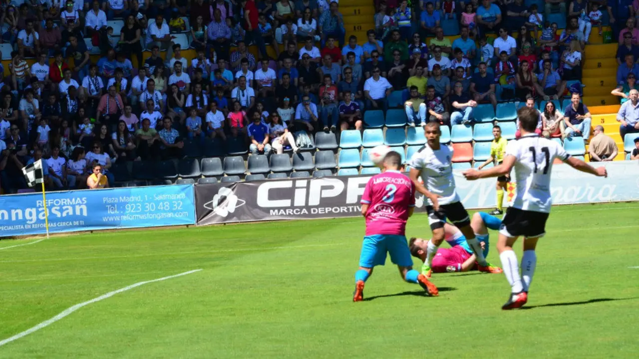 Naveira remata a portería el 0-1. AMADEO REY (SDC)