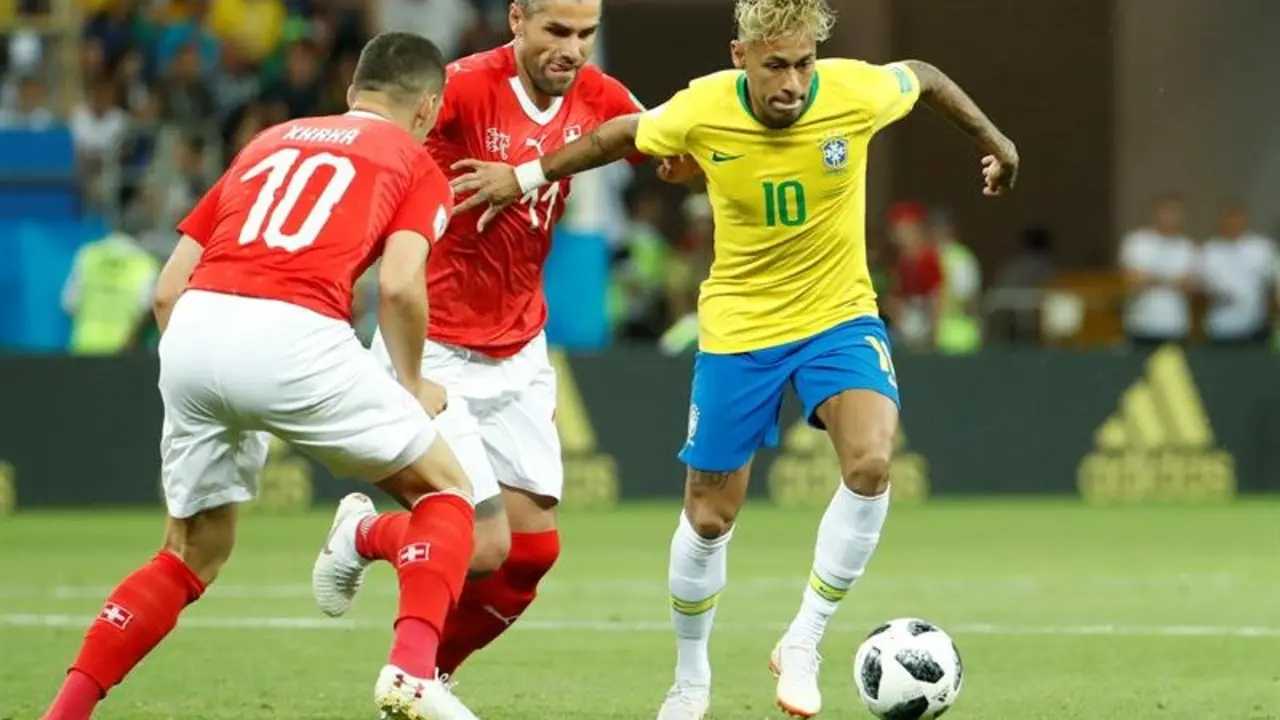 Neymar avanza con el esférico en un lance del Brasil-Suiza. SHAWN THEW