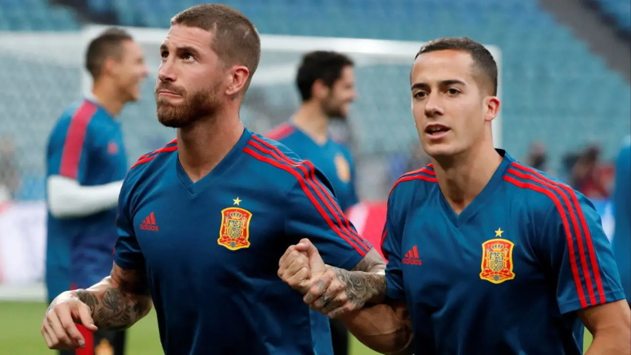 Sergio Ramos y Lucas Vázquez, en un entrenamiento con la selección. JAVIER ETXEZARRETA (EFE)
