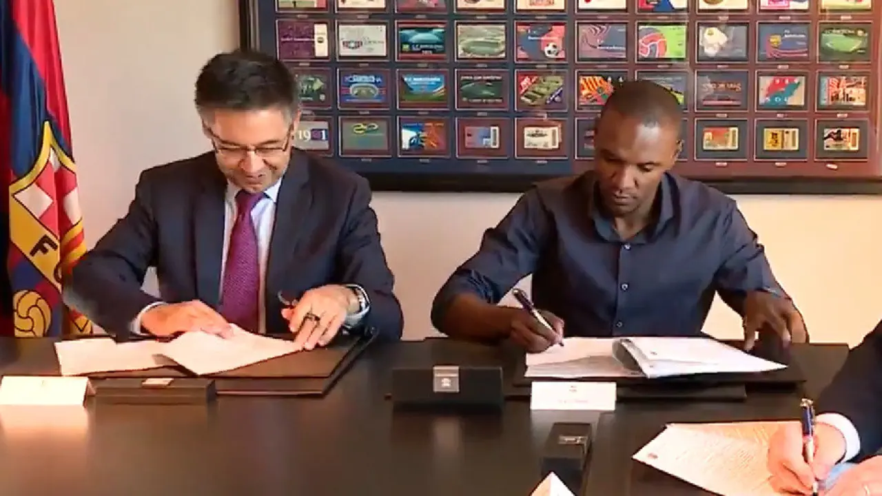 Éric Abidal junto a Josep María Bartomeu. FCB
