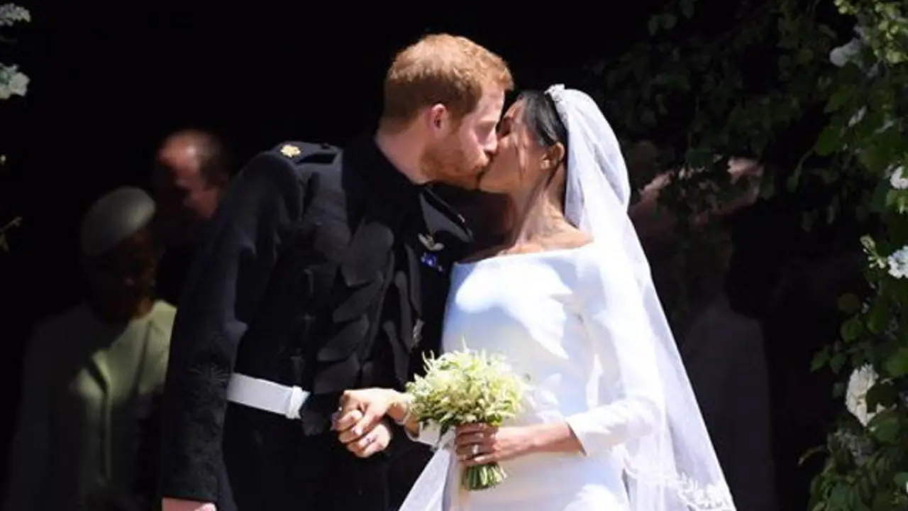El príncipe Enrique y Meghan Markle, a la salida de la iglesia. NEIL HALL