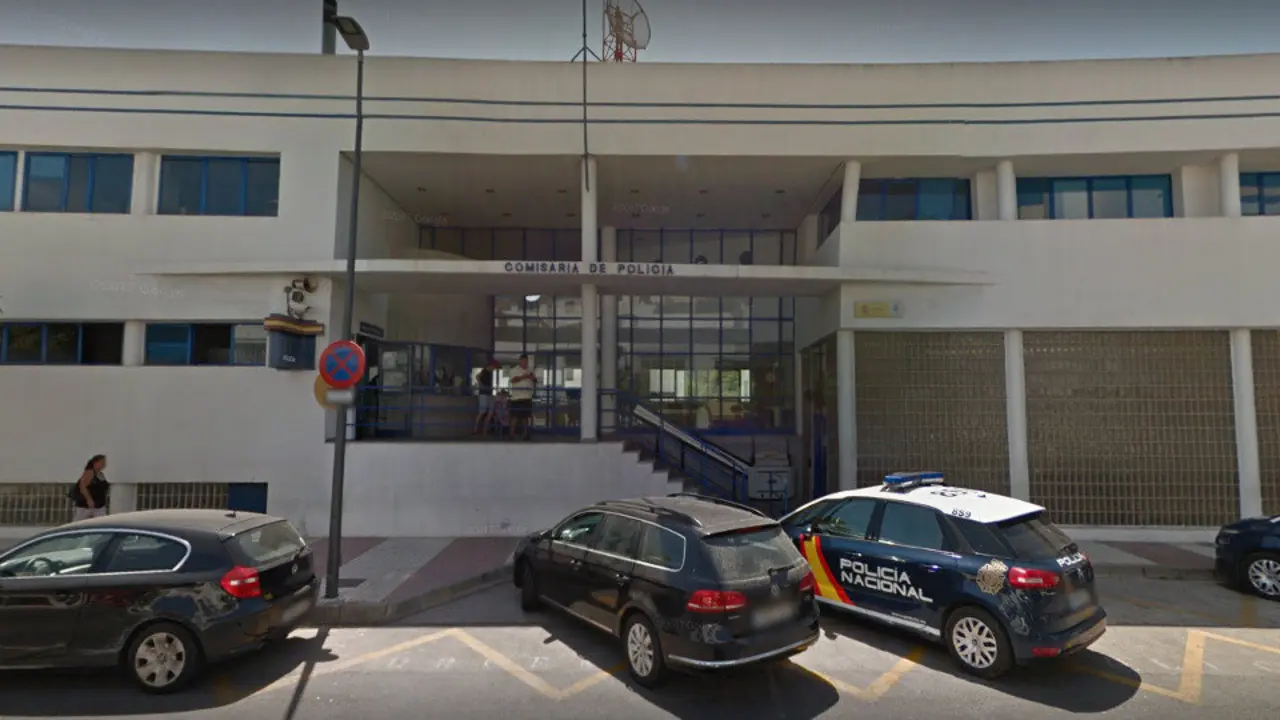 Entrada de la comisaría de Marbella
