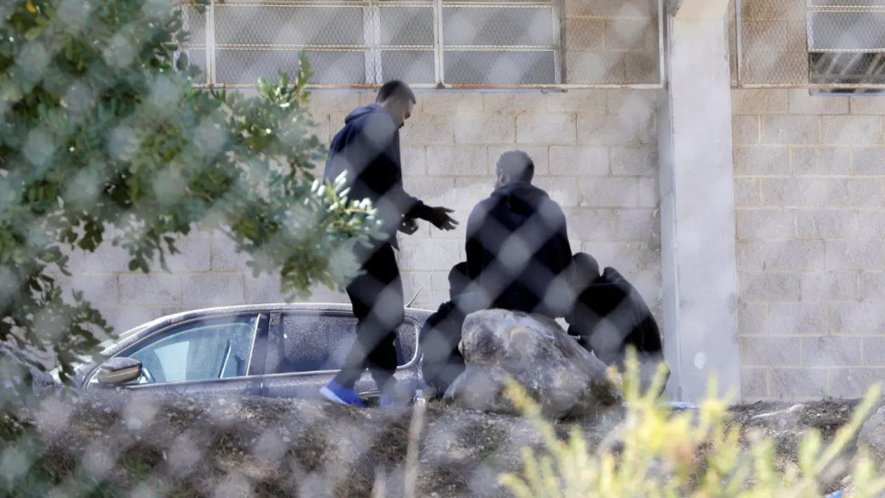 Algunas de las personas que han sido trasladadas al complejo educativo de Cheste. KAI FORSTERLING (EFE)